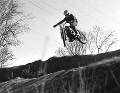 1976 11 27 kim 056d3  1976 Joaquim Suñol (Puch Minicross 50cc) en el Circuito de Motocross de Les Franqueses (Barcelona) Saltando el "Cuatro de Bajada" Ver tambien video en Youtube : joaquim suñol, 1976, les franqueses, circuito, puch minicross, mc50